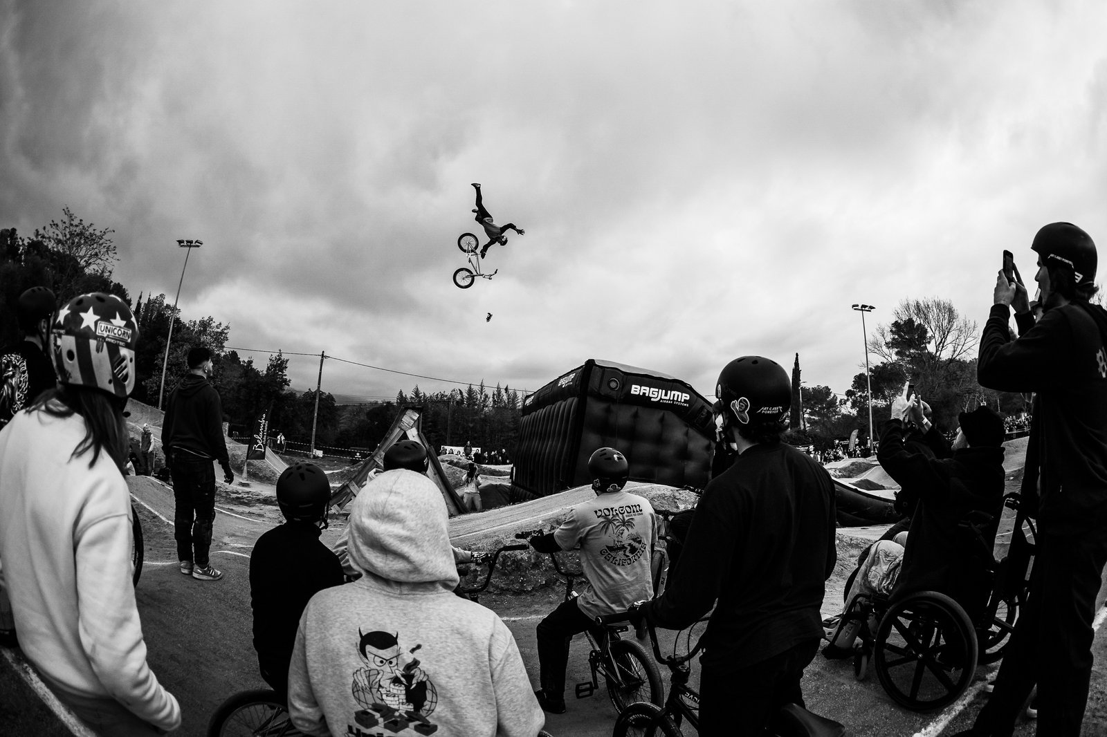 Rider en plein saut lors d'une session filmée sur un bike park.