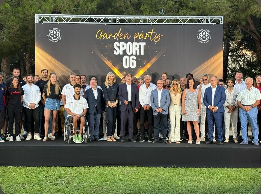 Photo de groupe sur la scène de la Garden Party Sport 06.