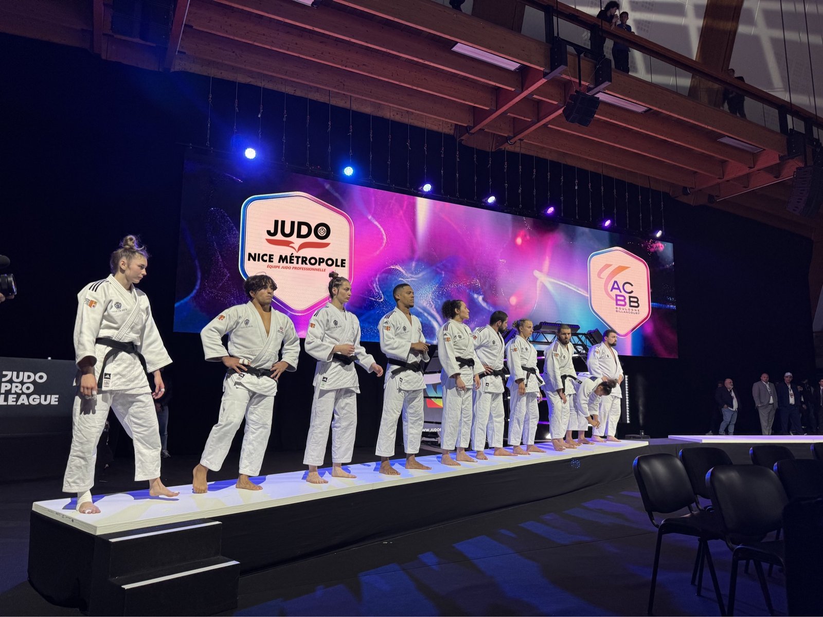 L'équipe Judo Nice Métropole alignée sur scène au Final Four 2026, devant les écrans de la Judo Pro League.